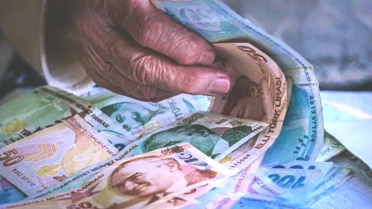 Emeklilere sunulan promosyonlar, maaşın üç yıl boyunca aynı banka aracılığıyla alınması koşuluyla sağlanıyor. Bu anlaşma kapsamında, emekliler tek taraflı bir ödeme gerçekleştirmekte.