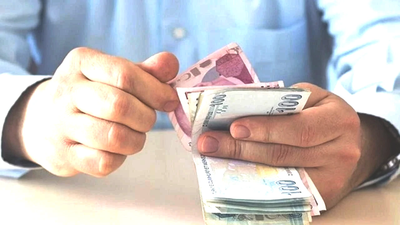 EYT kapsamında emekli olan bireyler, promosyon yenileme sürecine girmiş durumda. 2023 senesinde emekli olan milyonlarca kişinin üç yıllık taahhüt süreleri sona ermekte.