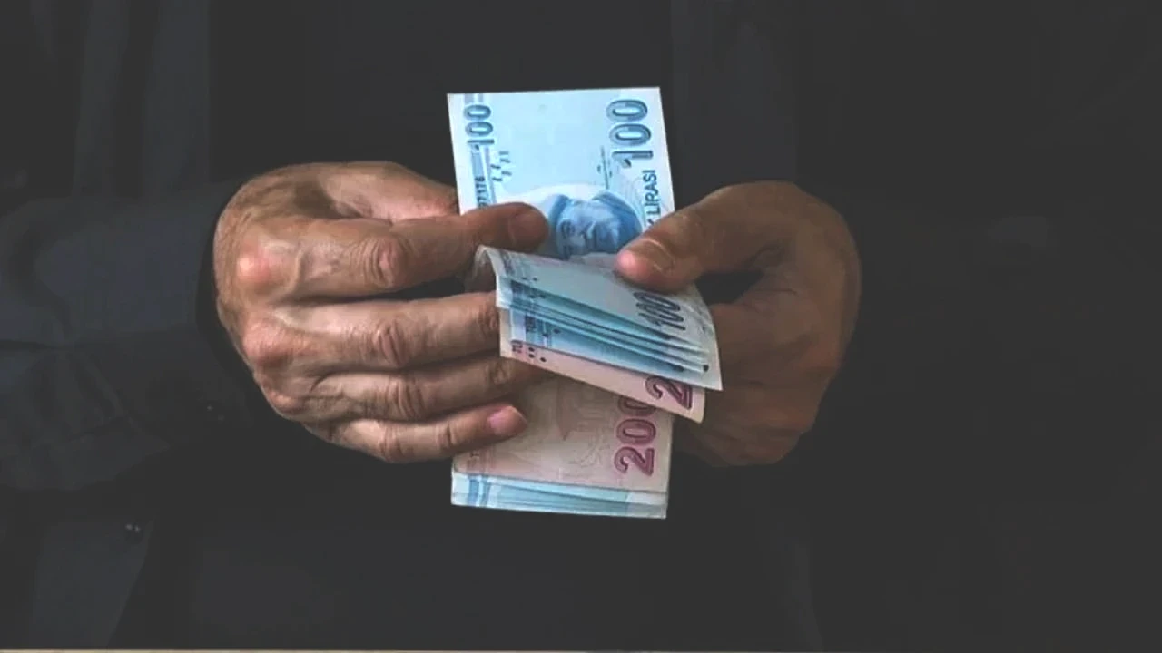 Sektör temsilcileri, promosyon yarışındaki artışın emekliler için önemli bir ek gelir fırsatı sunduğunu belirtirken, bankaların ek şartlar eklemesi de dikkat çekiyor.